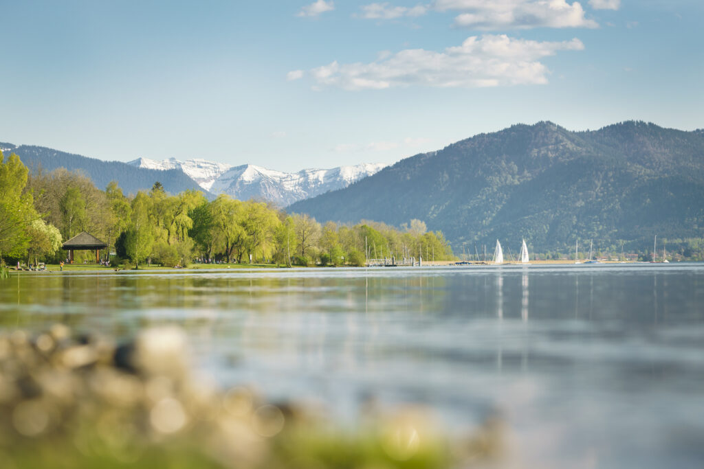 Germany, Bavaria, Lake Tegernsee, Gmund, lakeshore in Gmund in the evening, the snowy Blauberge mountains in the background, sailing boats on the lake, Europe, Engl.: Europe, Germany, Bavaria, Lake Tegernsee, Gmund, lakeshore in Gmund, the snowy Blauberge mountains in the background, sailing boats on the lake, leisure, travel, Alps, spring, springtime