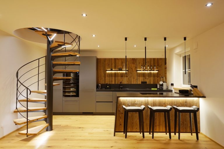 luxury-apartments-r6-tegernsee-kueche-treppe