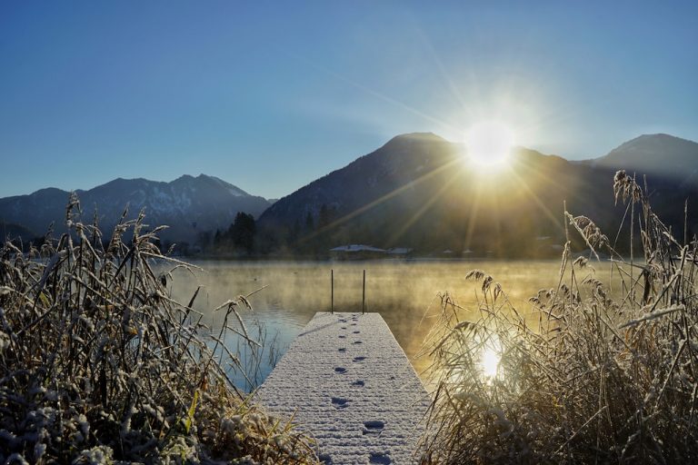 luxury-apartments-r6-tegernsee-steg-schnee-sonnenaufgang